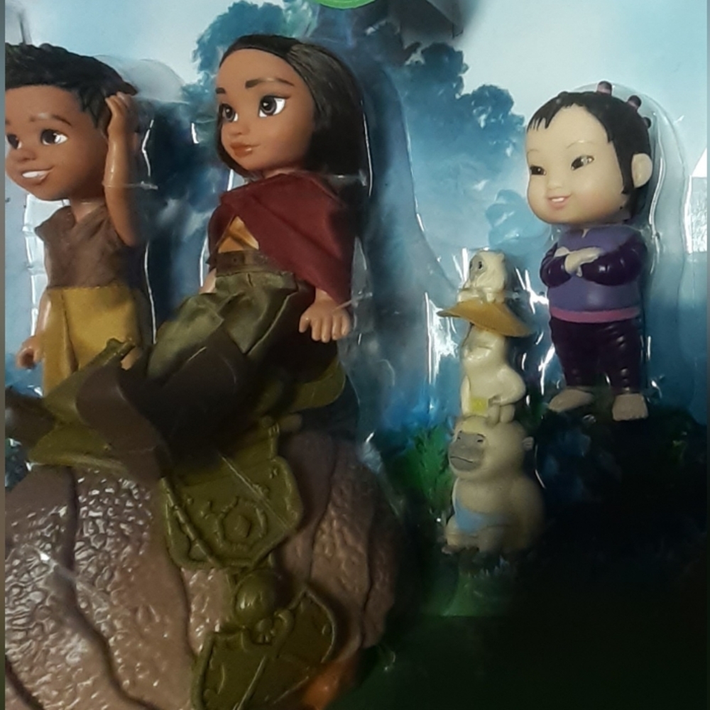 NIB Disney Raya Posable Action Figure Large Gift Box Set - Picture 5 of 17